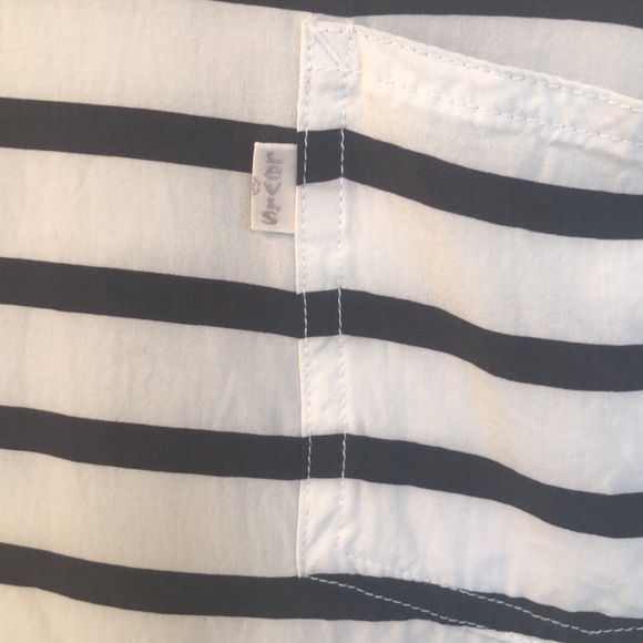 Levi’s W’s short sleeve, zippered back 100% Viscose top ~ med ~ sits at waist - Picture 2 of 10